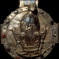 Arqueología de la Edad Media. Arte bárbaro de Lombardía: Cruz de Desiderio (Cruz del Rey Didier). Hojas de plata y oro incrustadas con piedras preciosas, vidrio y camafeo. (detalle)
