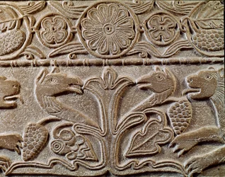 Arqueología de la Edad Media. Arte bárbaro de Lombardía: pluteus de la princesa Theodote, amante del rey Cunipert llamado el Piadoso. Detalle de la placa con grifos, alrededor del año 720