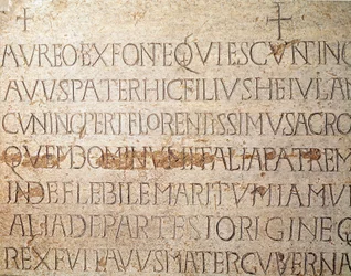 Arqueología de la Edad Media. Arte bárbaro de Lombardía: lápida del rey lombardo Cunipert, conocido como el Piadoso (Cuniperto, 678-700). Arte lombardo. Pavía, Museo Cívico, Sección Arqueológica