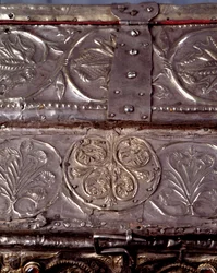 Arca de Barbarroja, con escenas de la vida de San Juan Bautista (madera, hoja de plata y piedras)