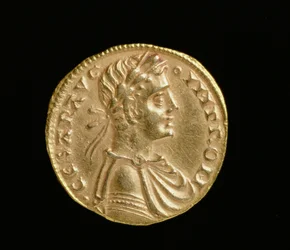 Augustalis de Federico II (1198-1250), Reino de Sicilia y el Sur de Italia, Casa de Moneda de Mesina, 1231-50 (anverso)
