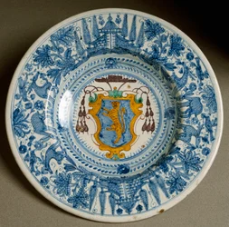 Escudo de armas de un cardenal. Plato de cerámica producido en Deruta, Italia. Hacia 1620, Florencia, Museo Nazionale del Bargello