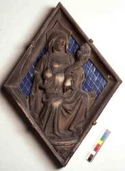 Caridad, panel en relieve del Campanile (mármol y cerámica)