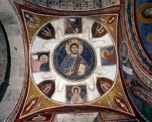 Cristo dando la bendición rodeado de símbolos de los evangelistas, fresco del siglo XIII, escuela italiana. Bóveda 15 de la cripta de la Catedral de Anagni, Italia