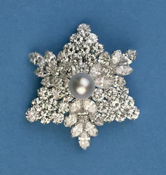 Broche de copo de nieve circular y marquesa de diamantes por Bulgari