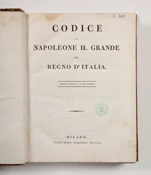Código de Napoleón el Grande para el Reino de Italia, abierto en la portada, publicado en Milán, dalla reale Stamperia, 1806 (papel impreso)