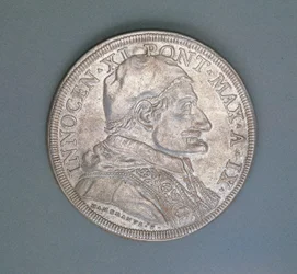 Moneda que representa al Papa Inocencio XI