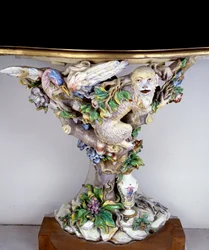 Consola de porcelana blanda en la manufactura de Capodimonte. Siglo XVIII Sèvres. Manufactura de Porcelana