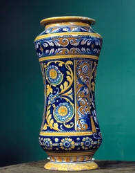 Jarrón cilíndrico albarello (una farmacia) en mayólica con fondos alternos azul y amarillo naranja. 1540-1550