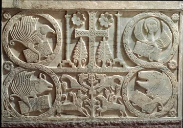 Detalle de estuco con símbolos de los cuatro evangelistas (tetramorfos): el ángel de san Mateo, el león de san Marcos, el toro de san Lucas y el águila de san Juan. 730-740, Cividale, Baptisterio de San Callisto