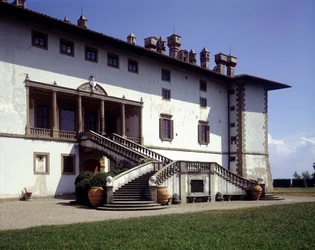 Fachada de la Villa Medicea, llamada la Ferdinanda o la villa de las cien chimeneas en Artimino