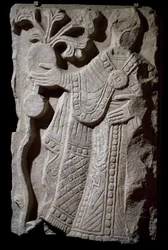 Figura de obispo, fragmento de grupo que representa procesión bautismal, bajorrelieve de mármol, Italia
