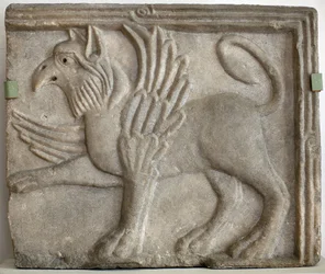 Grifo (o grype). Bajo relieve esculpido, mármol, Venecia (Italia) siglo XII. Galería Nacional, Palacio Sternberg, Praga (República Checa).