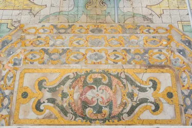 Altar mayor, predela y suelo