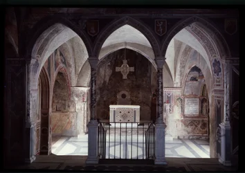 Vista interior del presbiterio y altar, cueva de San Benito (sacro speco) Subiaco