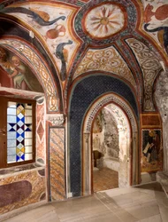 Vista interior de la capilla de San Gregorio decorada con frescos de influencias bizantinas realizados por la escuela romana de principios del siglo XIII. Monasterio de San Benedetto (Sacro Speco), Subiaco (Roma), Italia
