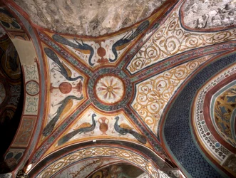 Vista interior de la capilla de San Gregorio decorada con frescos de influencias bizantinas realizados por la escuela romana de principios del siglo XIII. Monasterio de San Benedetto (Sacro Speco), Subiaco (Roma), Italia