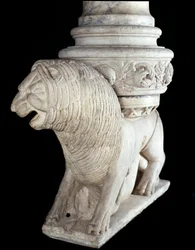León (escultura de mármol, finales del siglo XII)