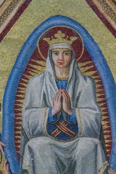 Virgen en mandorla, detalle de la Asunción de María a la gloria, mosaico, frontón de la entrada central, fachada de la catedral de Orvieto, Umbría, Italia