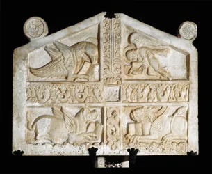 Escultura de mármol con símbolos de los evangelistas (tetramorfos). Escultor lombardo anónimo del siglo IX. Fara Sabina (Rieti), Abadía de Farfa
