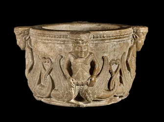 Estuco medieval con figuras de sirenas en piedra tallada, principios del siglo XII