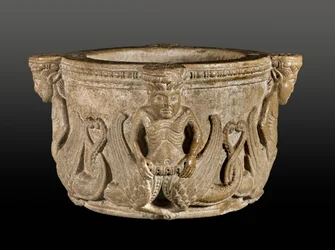 Capitel medieval con figuras de sirenas en piedra tallada, principios del siglo XII