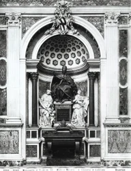 Monumento al Papa Clemente XII (1652-1740) con urna y columnas de pórfido del Panteón, entre Templanza (L.) y Prudencia (R.) en la Capilla Corsini