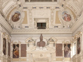 Musas, Estaciones, Cariátides y el busto de Minerva o Marte