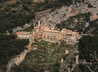 Vista general del Monasterio de San Benedetto (Sacro Speco) construido desde el siglo XII, Subiaco (Roma), Italia