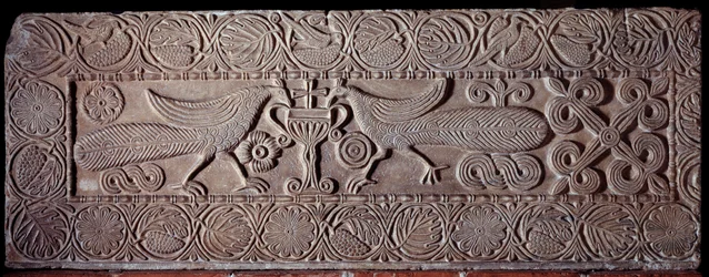 Pretil de piedra cubierto de bajorrelieves que representan pavos reales, del sarcófago de Teodote, siglo VIII