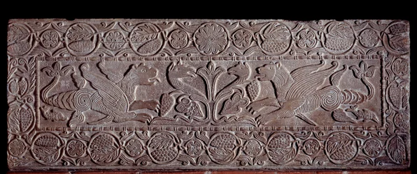 Parapeto de piedra cubierto con bajorrelieves que representan el Árbol de la Vida, los dragones alados. Del sarcófago de Teodote, siglo VIII
