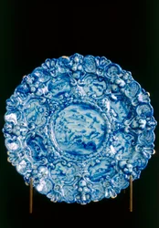 Plato con soldado y dos mujeres, manufactura de Savona