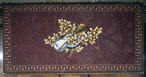 Tablero de mesa de pórfido con mosaico de piedras semipreciosas, Italia