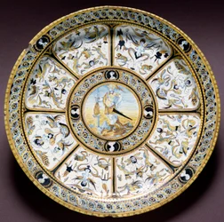 Representación del héroe romano Escévola (Muzio Scevola). Plato de cerámica producido en Urbino, Italia. Hacia 1590. Museo Nacional del Bargello, Florencia