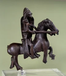 Arte románico: estatuilla de caballero de bronce con armadura