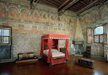 Sala de la Castellana de Vergi mostrando las paredes frescas y el friso que representa un romance medieval francés
