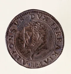 Moneda de plata (testón) de Ferrara: reinado del duque Alfonso II de Este (1559-1597). Diámetro 2,7 cm. Roma, Museo Nazionale delle Terme