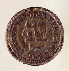 Moneda de plata (testón) de Ferrara: reinado del duque Hércules I de Este (Hércules I de Este) (1471-1505). Diámetro: 3 cm. Roma, Museo Nazionale delle Terme
