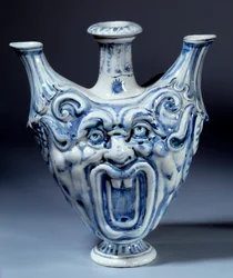 Botella de porcelana blanda del siglo XVI, realizada por la manufactura de Francisco II de Médicis (1544-1560). Sèvres, manufactura de porcelana