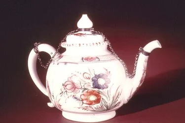 Tetera con diseño floral esmaltado, posiblemente veneciana, c.1750