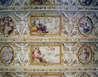 El salón del primer piso, (detalle) de figuras mitológicas, decoración del techo