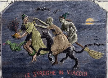 Las brujas camino del sabbat: una va sobre un gato negro, otra sobre una escoba y la tercera lleva un elixir sobre un dragón. Grabado