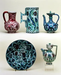 Arriba, I-D: Jarra; Gran jarra; Cafetera oriental; Abajo, I-D: Plato; Cafetera oriental, toda la mayólica de la fábrica de Cantagalli, c.1890