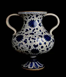 Jarrón balustre de loza policromada con dos asas y decoración azul y blanca, italiano, hecho en Deruta, principios del siglo XVI
