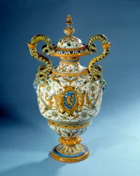 Jarrón con asas retorcidas en mayólica (maiolica) hecho en las fábricas de loza de Patanazzi en Italia (finales del siglo XVI y XVII). París, Museo del Louvre