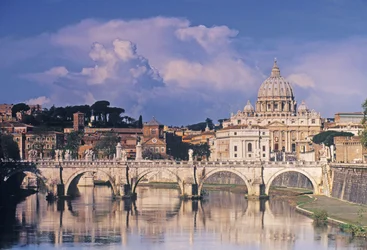 Vista del puente de Sant Angelo y San Pedro a través del río Tíber