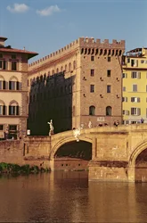 Vista del Museo Ferragamo y el Ponte Santa Trinita