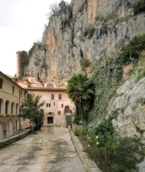Vista del patio del "Corvi" (Cuervos), Monasterio de San Benito (Sacro Speco) construido desde el siglo XII, Subiaco (Roma), Italia