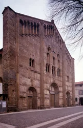 Vista de la fachada de la iglesia de San Michele Maggiore