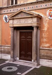Vista del pórtico con un friso de mármol que muestra (de izquierda a derecha) Pastore (el primer dueño de la iglesia), Pudenziana, Prassede y su padre Pudens, en el medio el cordero místico